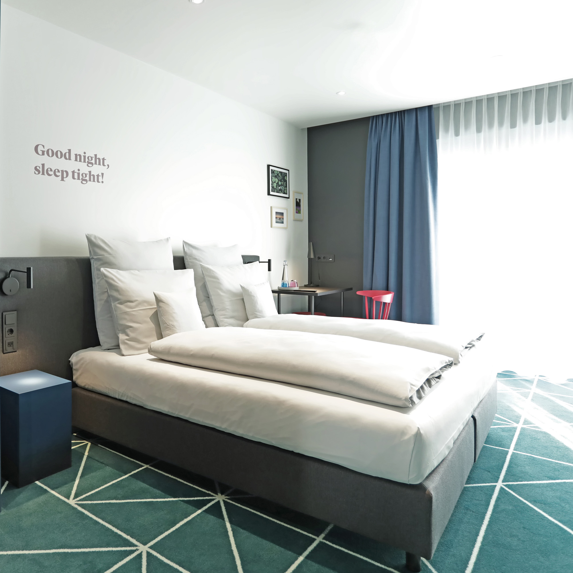 Ein Zimmer aus der Doppelbett Kategorie mit einem großen Boxspringbett