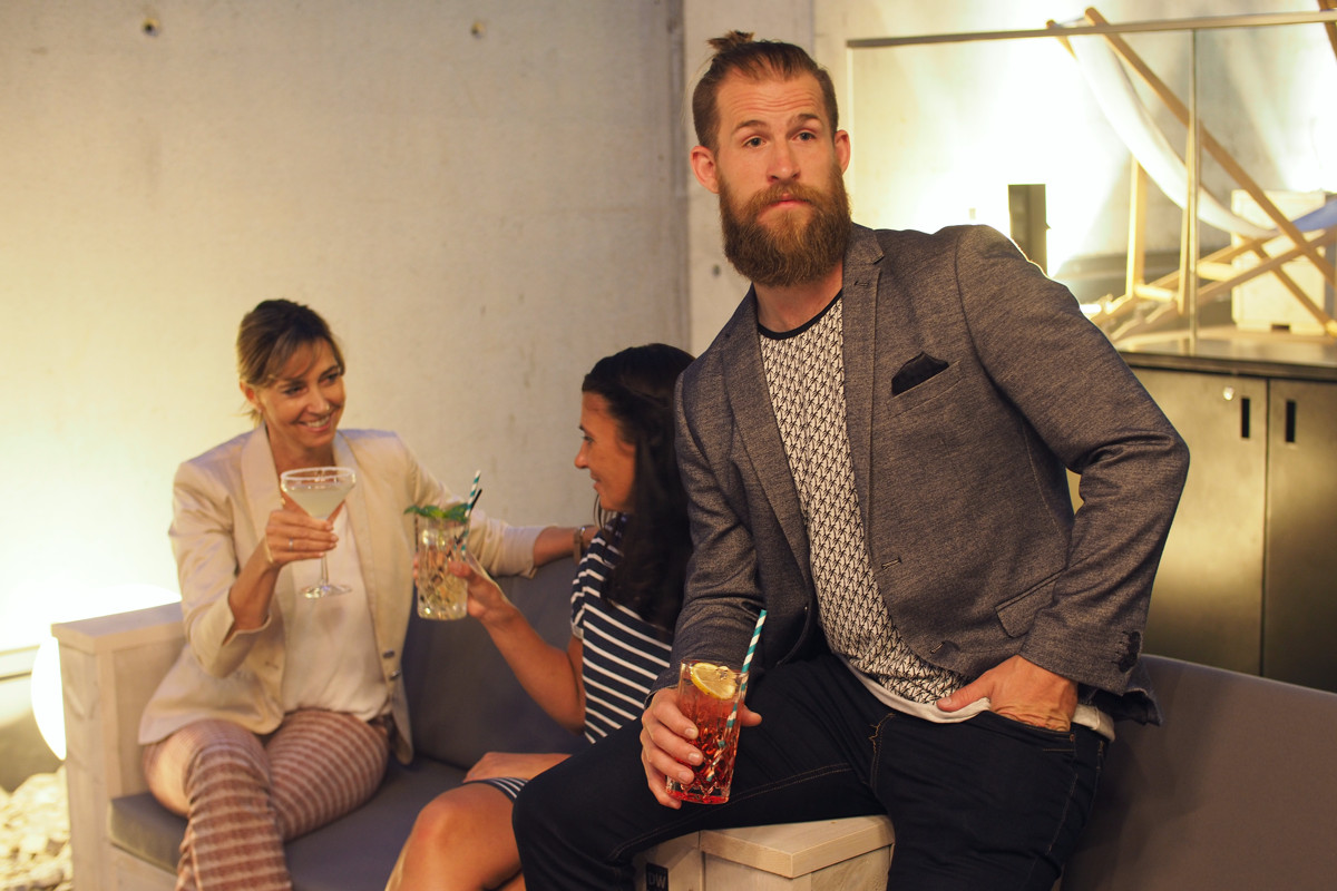 Drei Personen genießen einen Cocktail auf unserer Terrasse