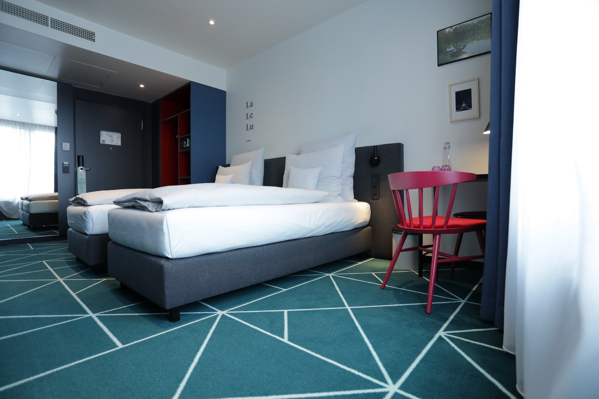 Ein Zimmer aus der Twin Kategorie mit zwei getrennten Boxspringbetten