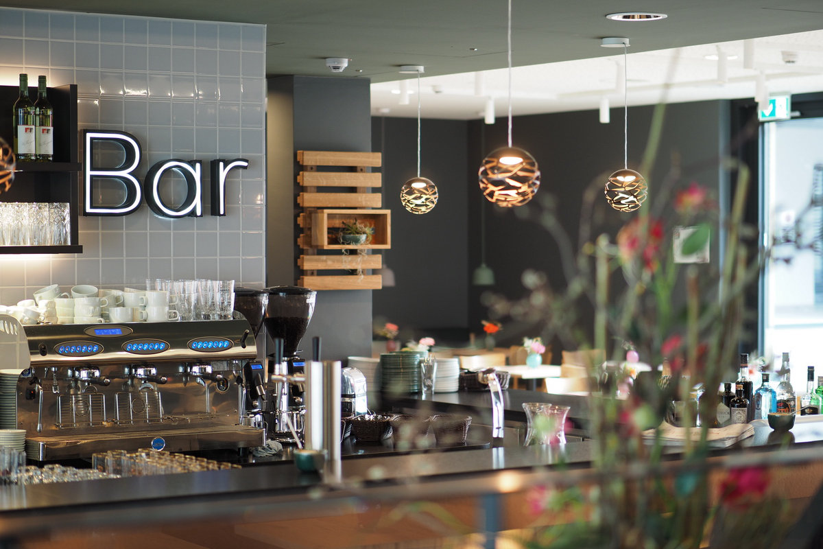 Unsere Bar mit Bierzapfanlage und einer Espressomaschine im Hintergrund