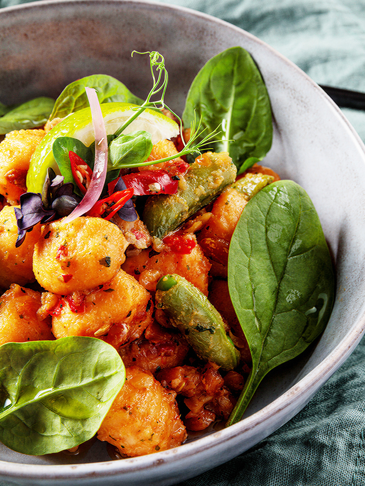 Süßkartoffel Gnocci in einer Bowl mit Blattspinat
